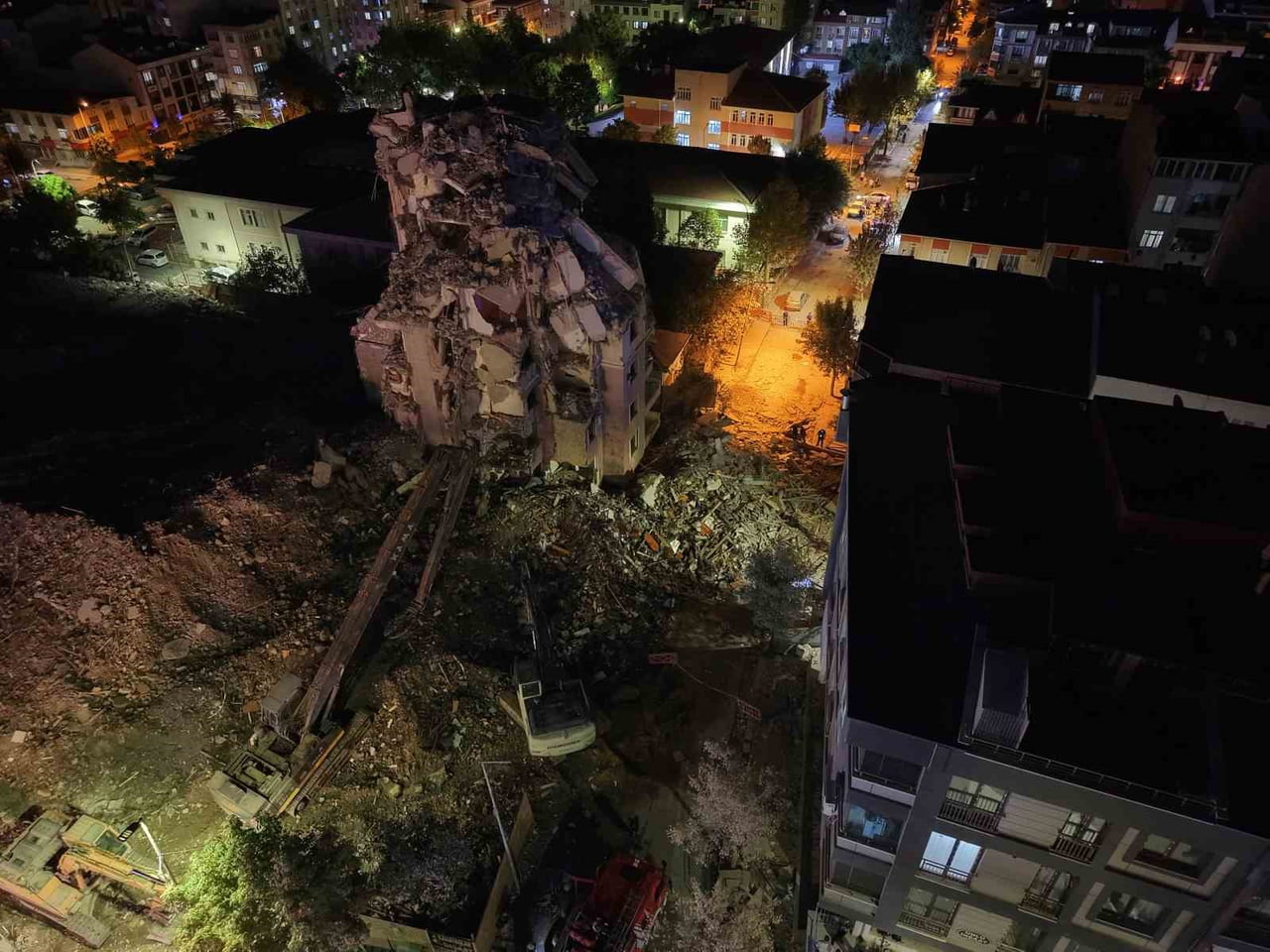 KÜÇÜKÇEKMECE’DE YIKIM ÇALIŞMASINDA ÇÖKEN BİNADA ARAMA ÇALIŞMALARI SONA ERDİ
