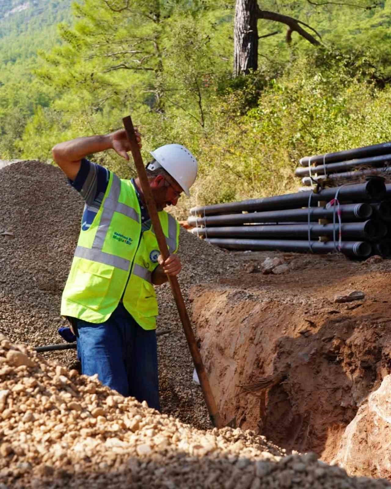 KULLANIM ÖMRÜNÜ TAMAMLAYAN SU İSALE HATLARI YENİLENİYOR