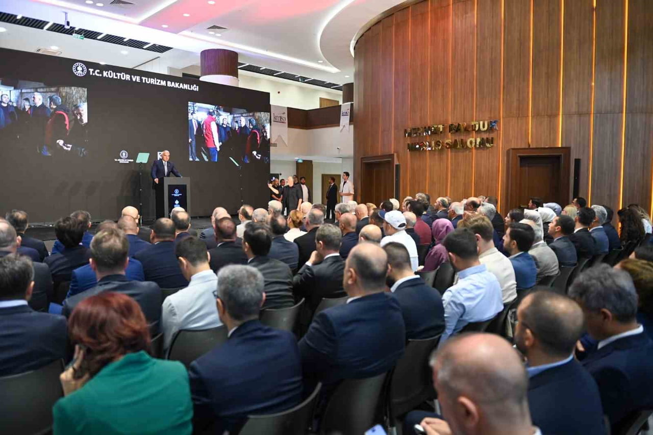 KÜLTÜR VE TURİZM BAKANI MEHMET NURİ ERSOY, KAHRAMANMARAŞ TİCARET VE SANAYİ ODASI’NDA DÜZENLENEN...