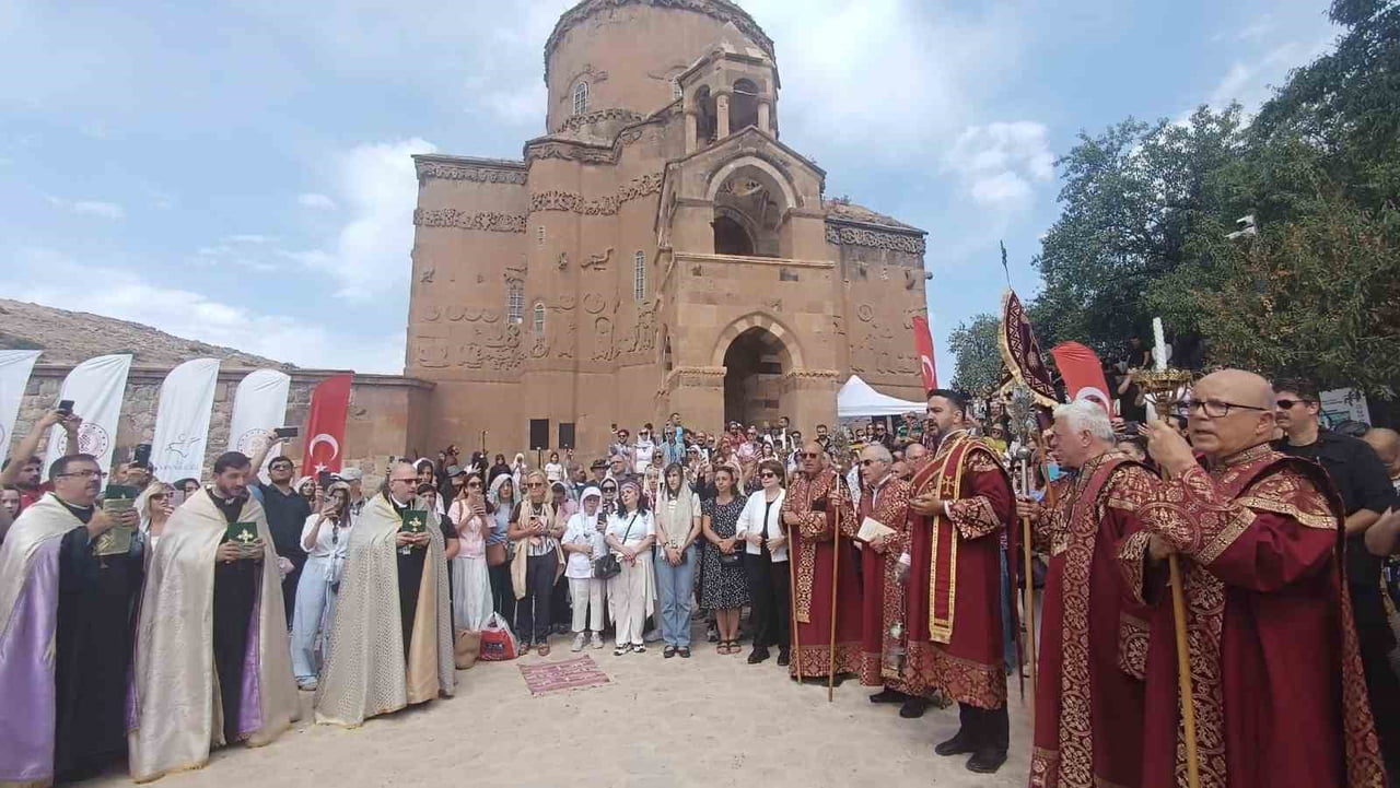 KÜLTÜR VE TURİZM BAKANLIĞININ ÖZEL İZNİYLE YILDA BİR KEZ İBADETE AÇILAN VAN’DAKİ AKDAMAR...