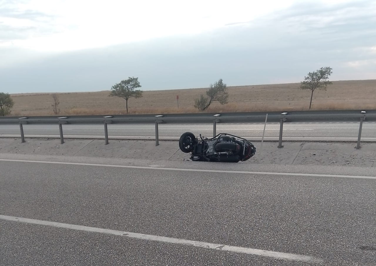 KULU İLÇESİNDE KONTROLDEN ÇIKARAK DEVRİLEN MOTOSİKLETİN SÜRÜCÜSÜ YARALANDI.