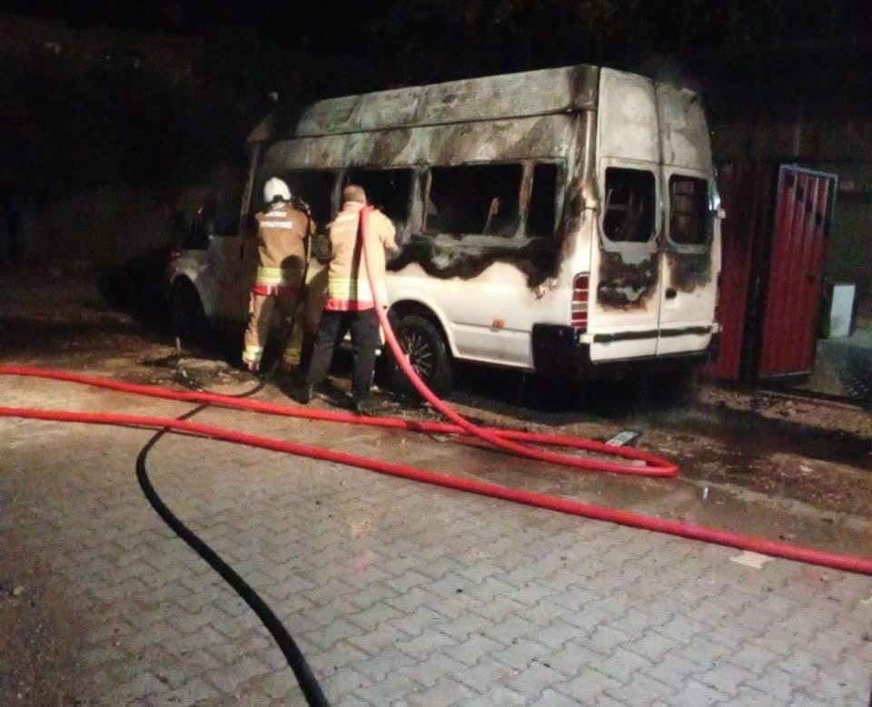 KUMLU FEVZİ ÇAKMAK MAHALLESİ’NDE YANGIN ÇIKAN ARAÇ VE EKİPLERİN MÜDAHALESİ.