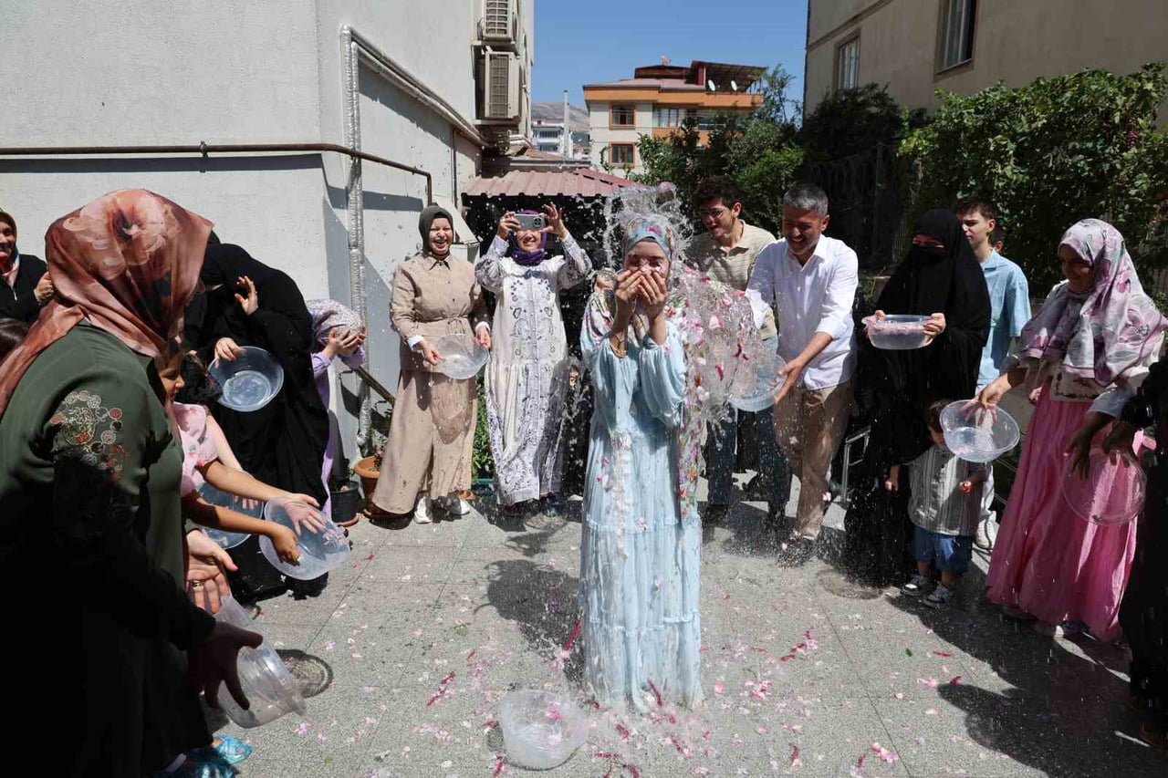 KUR’AN KURSUNDA ARKADAŞLARI VE HOCALARI TARAFINDAN KARŞILANAN FATMA ZEHRA'YA HAFIZLIK TACI...