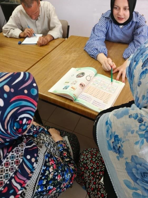 KURS KAPSAMINDA HUZUREVİ SAKİNLERİ, OKUMA VE YAZMA BECERİLERİNİ GELİŞTİRMEYE YÖNELİK EĞİTİMLERE...