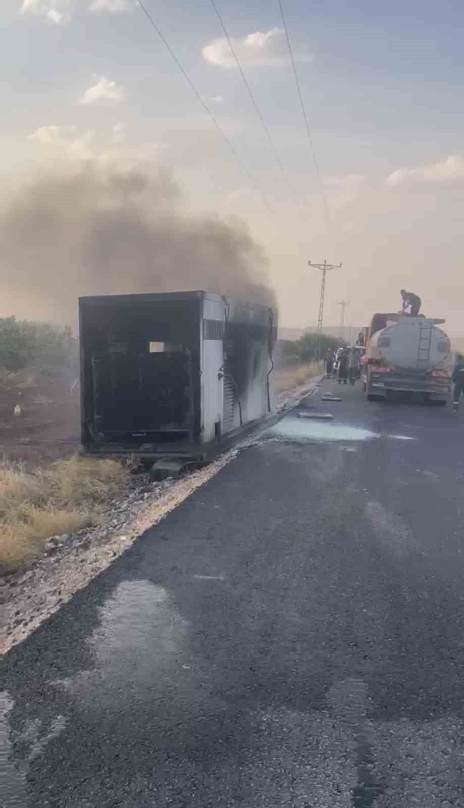 KURTALAN’DA JENERATÖR TAŞIYAN TIR YAN YATTI, JENERATÖR ALEV ALDI