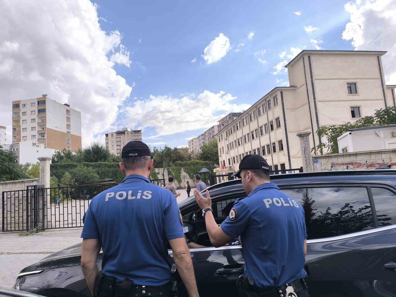 KURTALAN’DA OKULLARDA GÜVENLİK ALARMI  POLİS EKİPLERİ OKUL ÖNÜNDEN GEÇEN ARAÇLARDA GBT...