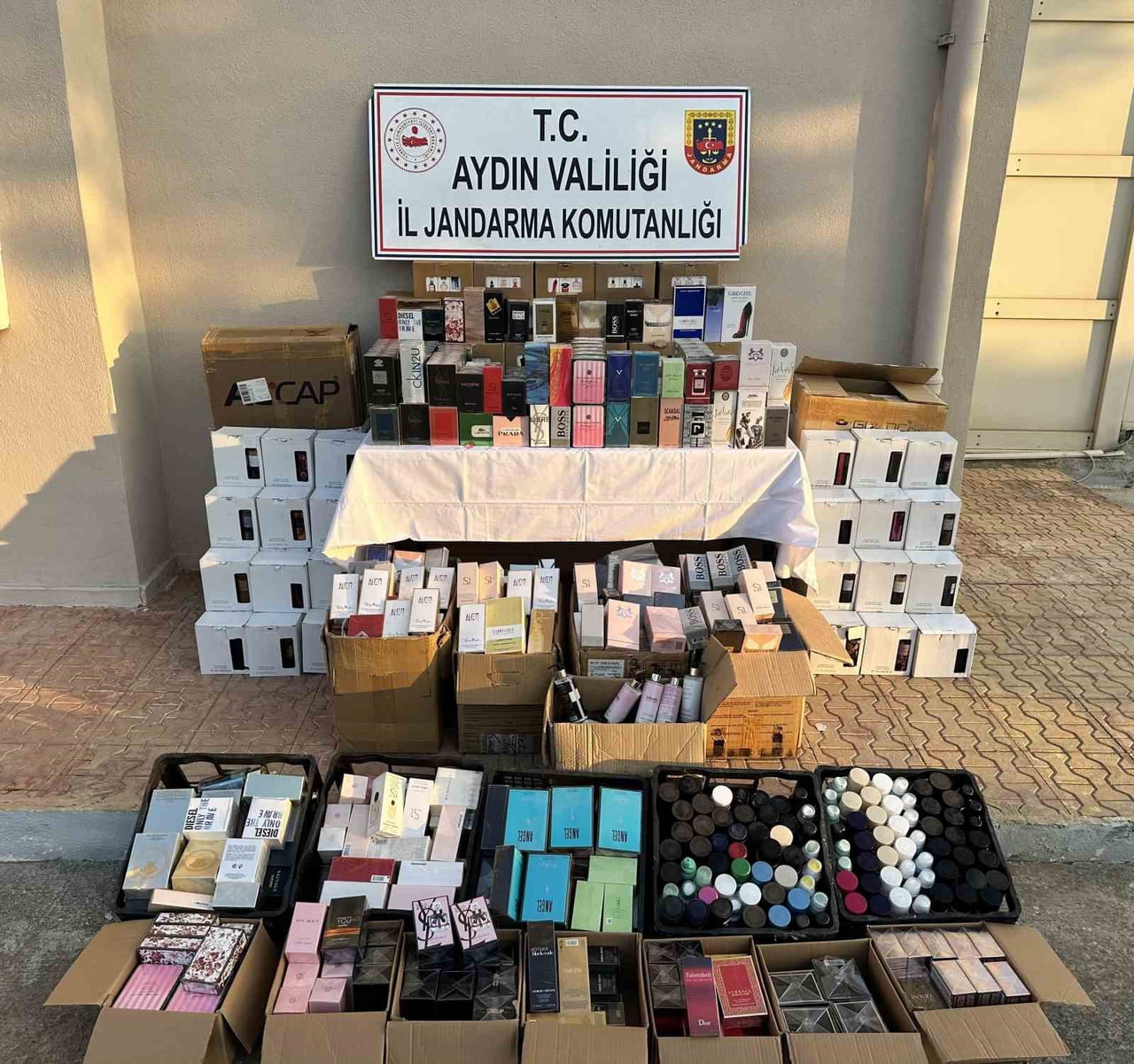 KUŞADASI'NDA 4 MİLYON TL DEĞERİNDE KAÇAK KOZMETİK ÜRÜN ELE GEÇİRİLDİ