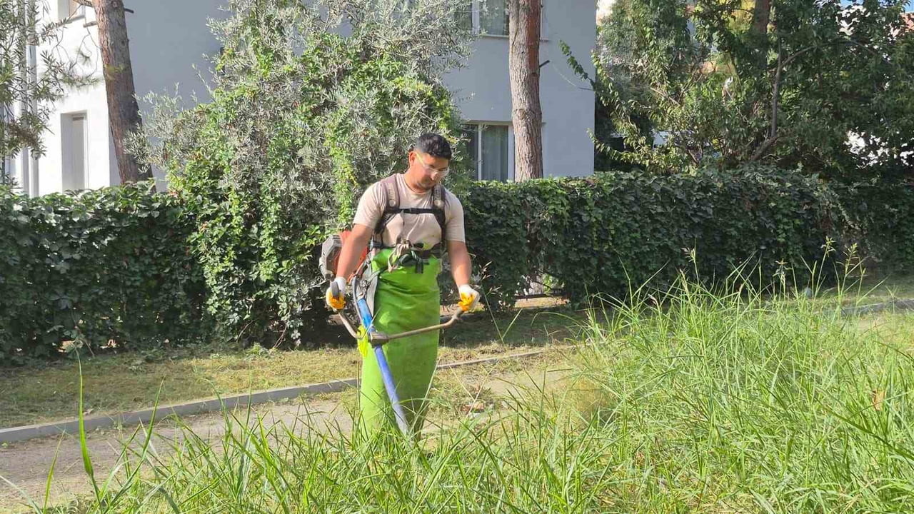 KUŞADASI BELEDİYESİ EKİPLERİ, PARK, REFÜJ VE KAVŞAKLAR BAŞTA OLMAK ÜZERE KENT GENELİNDEKİ YEŞİL...