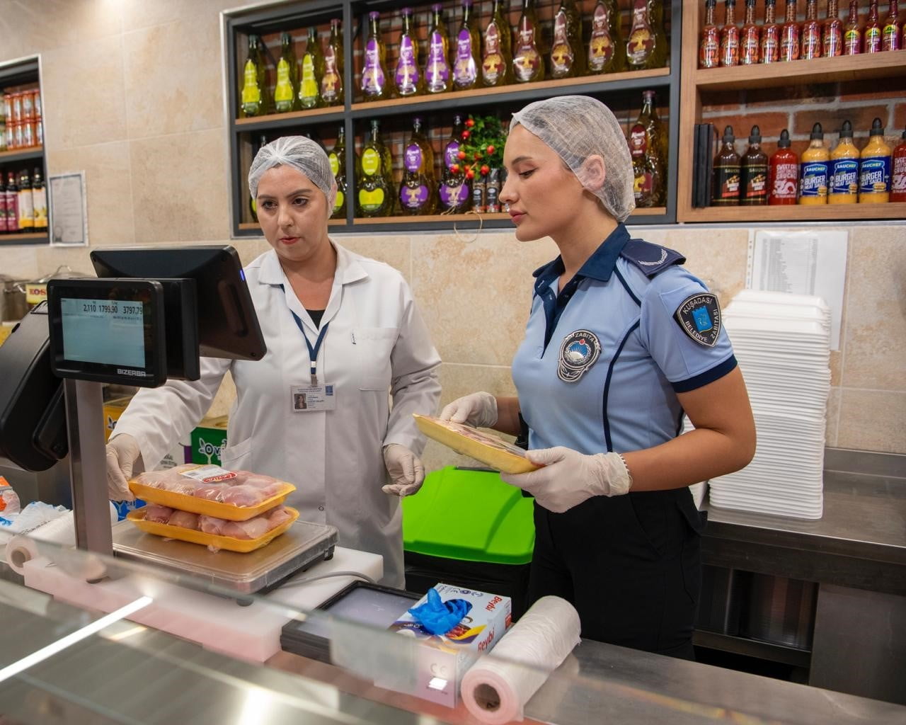 KUŞADASI BELEDİYESİ ZABITA MÜDÜRLÜĞÜ’NE BAĞLI EKİPLER, KENT GENELİNDEKİ ZİNCİR MARKETLERDE...