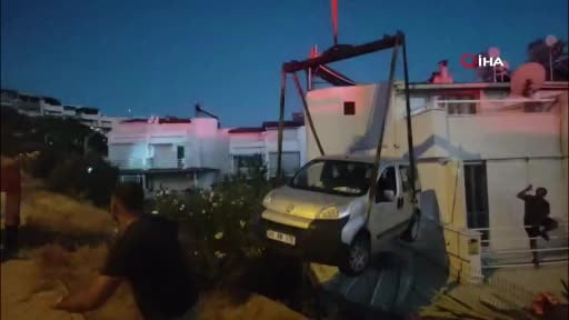 Kuşadası’nda görenleri şaşırtan kaza: Yazlık evin verandasına otomobil düştü