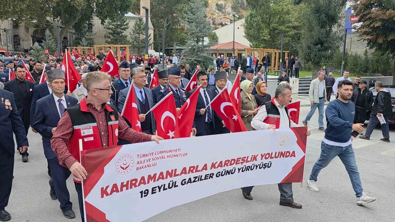 KÜTAHYA'DA GAZİLER GÜNÜ'NDE 'KAHRAMANLARLA KARDEŞLİK YOLUNDA' YÜRÜYÜŞÜ