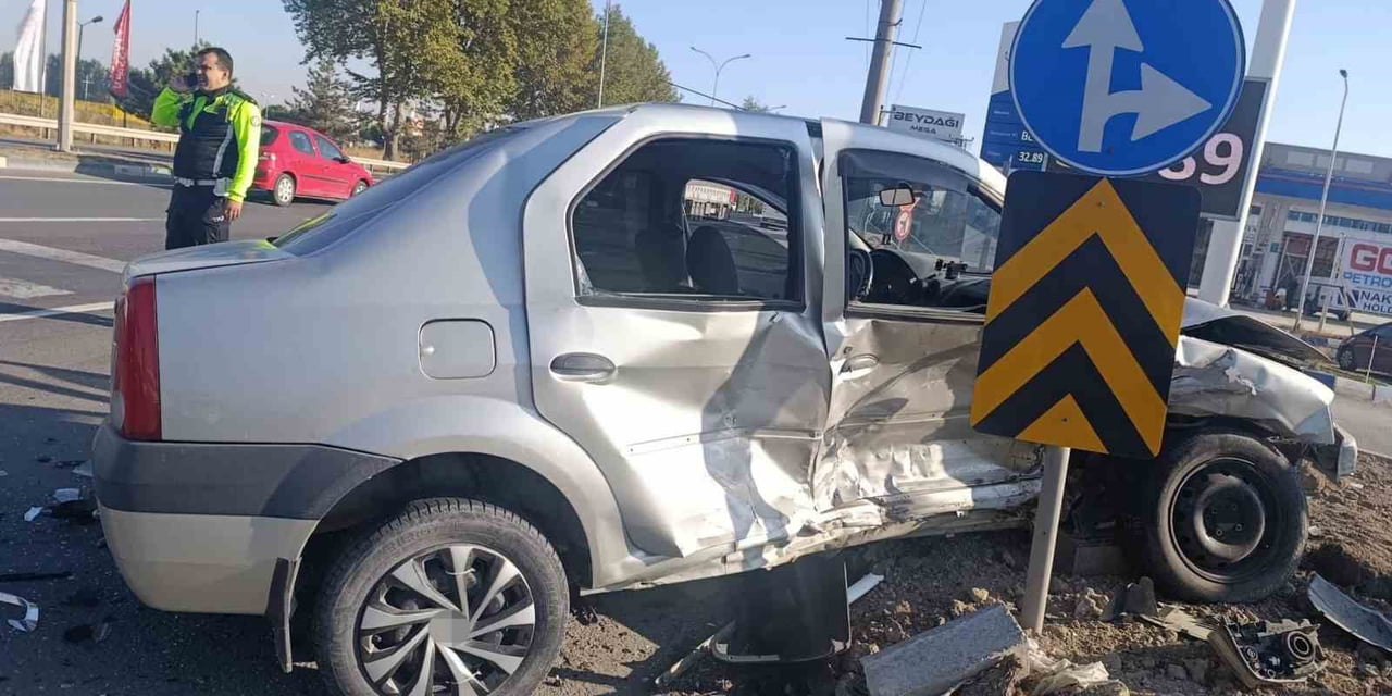 KÜTAHYA'DA İKİ OTOMOBİLİN ÇARPIŞMASI SONUCU MEYDANA GELEN TRAFİK KAZASINDA 6 KİŞİ...