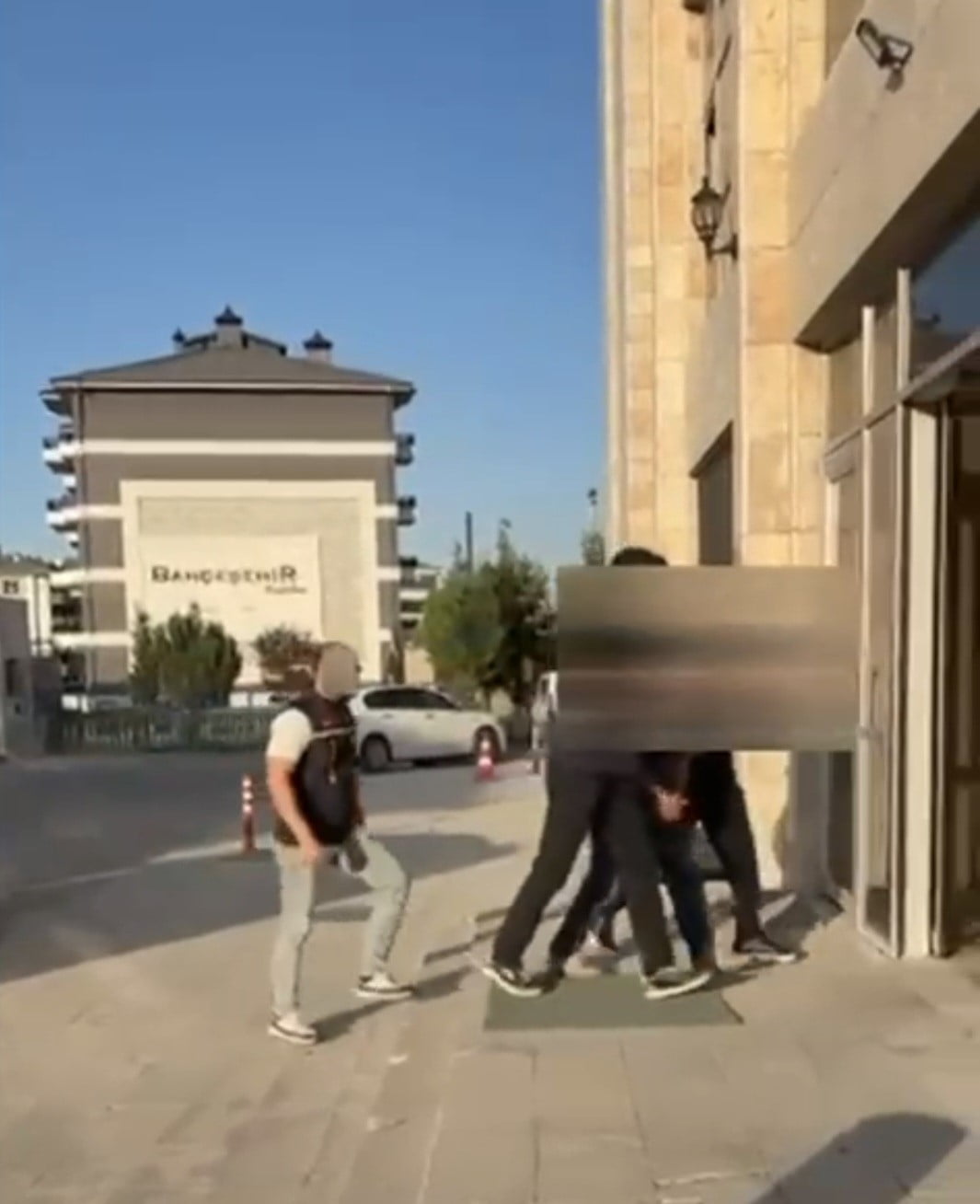 KÜTAHYA'DA KARDEŞİNİN KİMLİĞİNİ GÖSTEREN ŞÜPHELİNİN 62 ARANMASI ÇIKTI