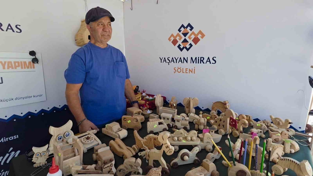 KÜTAHYA'DA KÜLTÜR VE TURİZM BAKANLIĞI SANATÇISI VE SOMUT OLMAYAN KÜLTÜREL MİRAS TAŞIYICISI İRFAN...