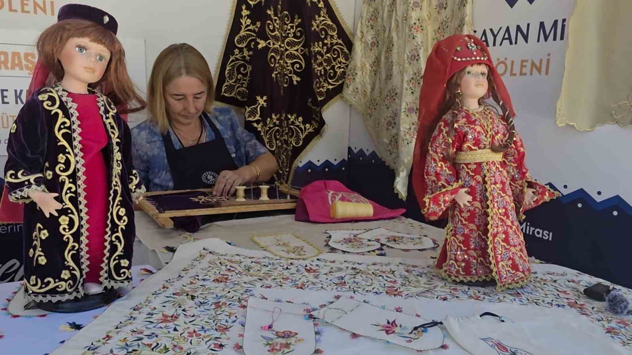 KÜTAHYA'NIN GELENEKSEL KADIN KIYAFETLERİ SANDIKLARDAN ÇIKARILARAK GELECEĞE TAŞINIYOR
