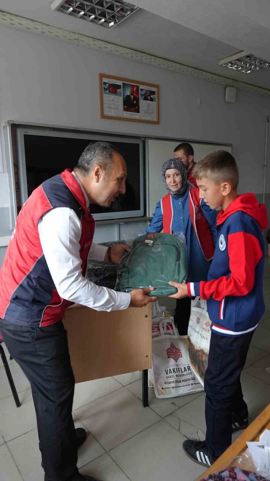 KÜTAHYA’DA KÖY OKULUNDAKİ ÖĞRENCİLERE KIRTASİYE DESTEĞİ