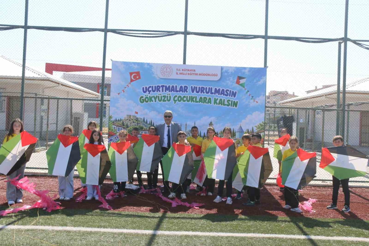 KÜTAHYA’DA ÖĞRENCİLERDEN GAZZE’DEKİ ÇOCUKLARA UÇURTMALI MESAJ