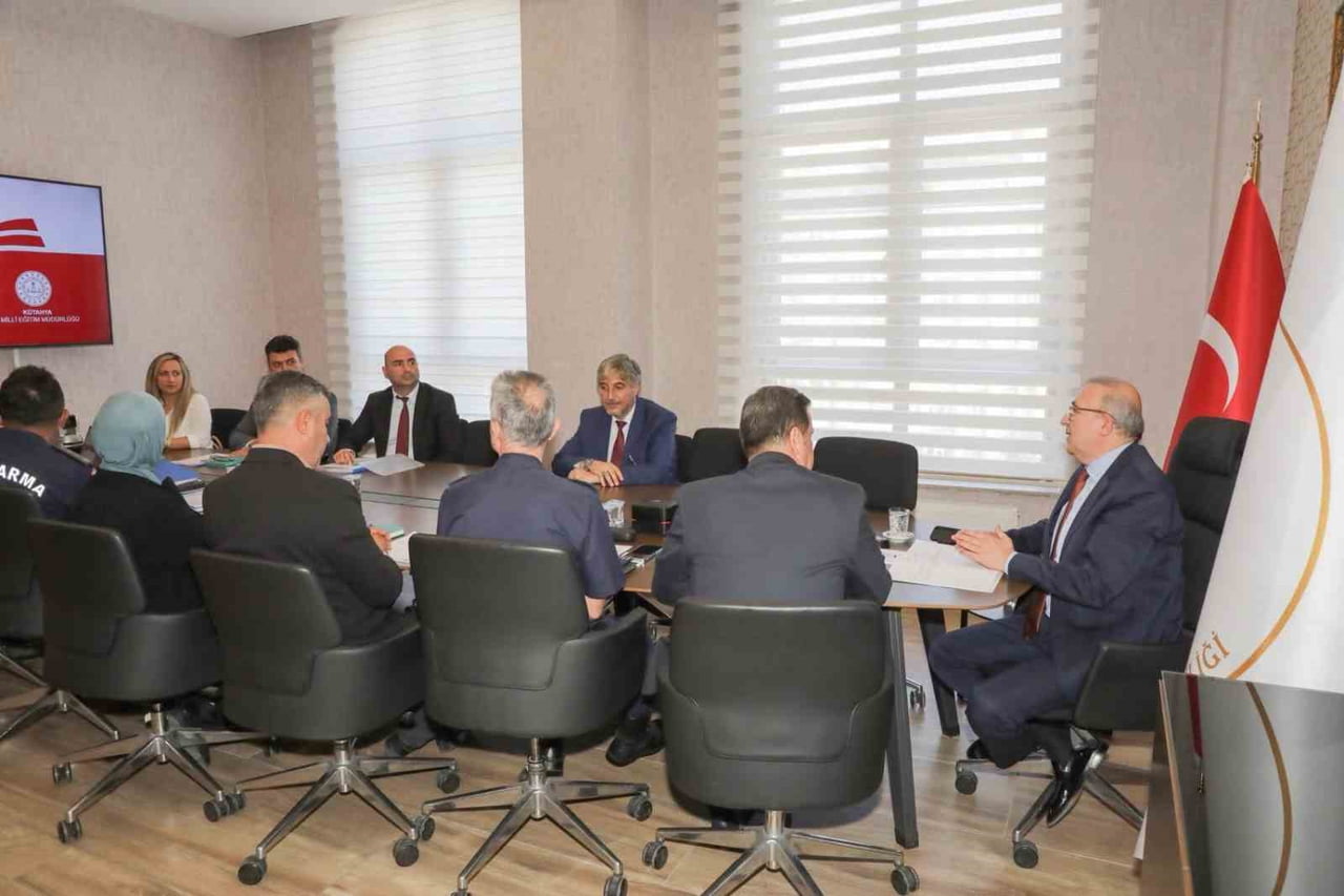KÜTAHYA’DA OKUL GÜVENLİĞİ İÇİN YENİ EĞİTİM ÖĞRETİM YILI TEDBİRLERİ MASAYA...