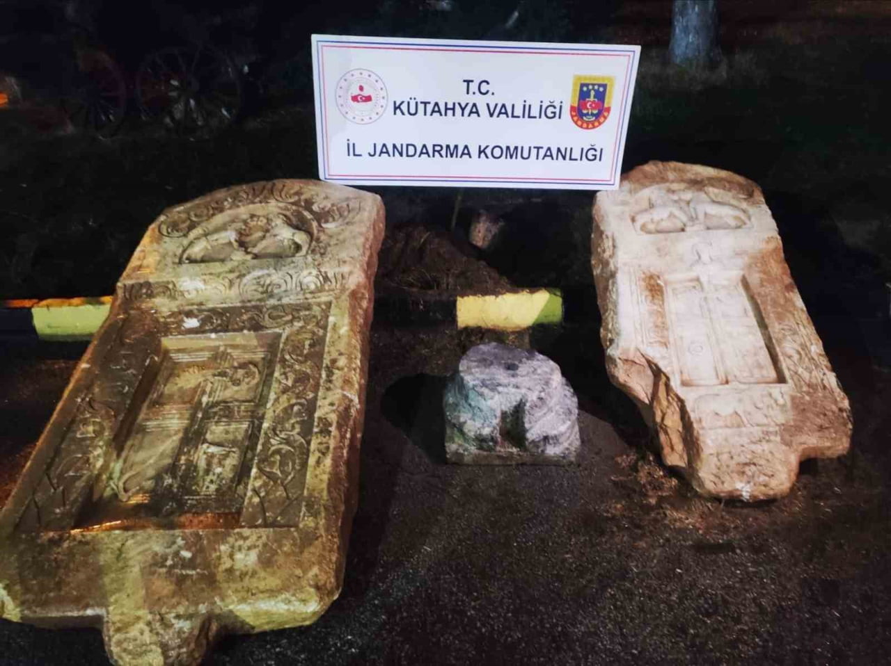 KÜTAHYA’DA ROMA DÖNEMİNE AİT LAHİT KAPAKLARI ELE GEÇİRİLDİ
