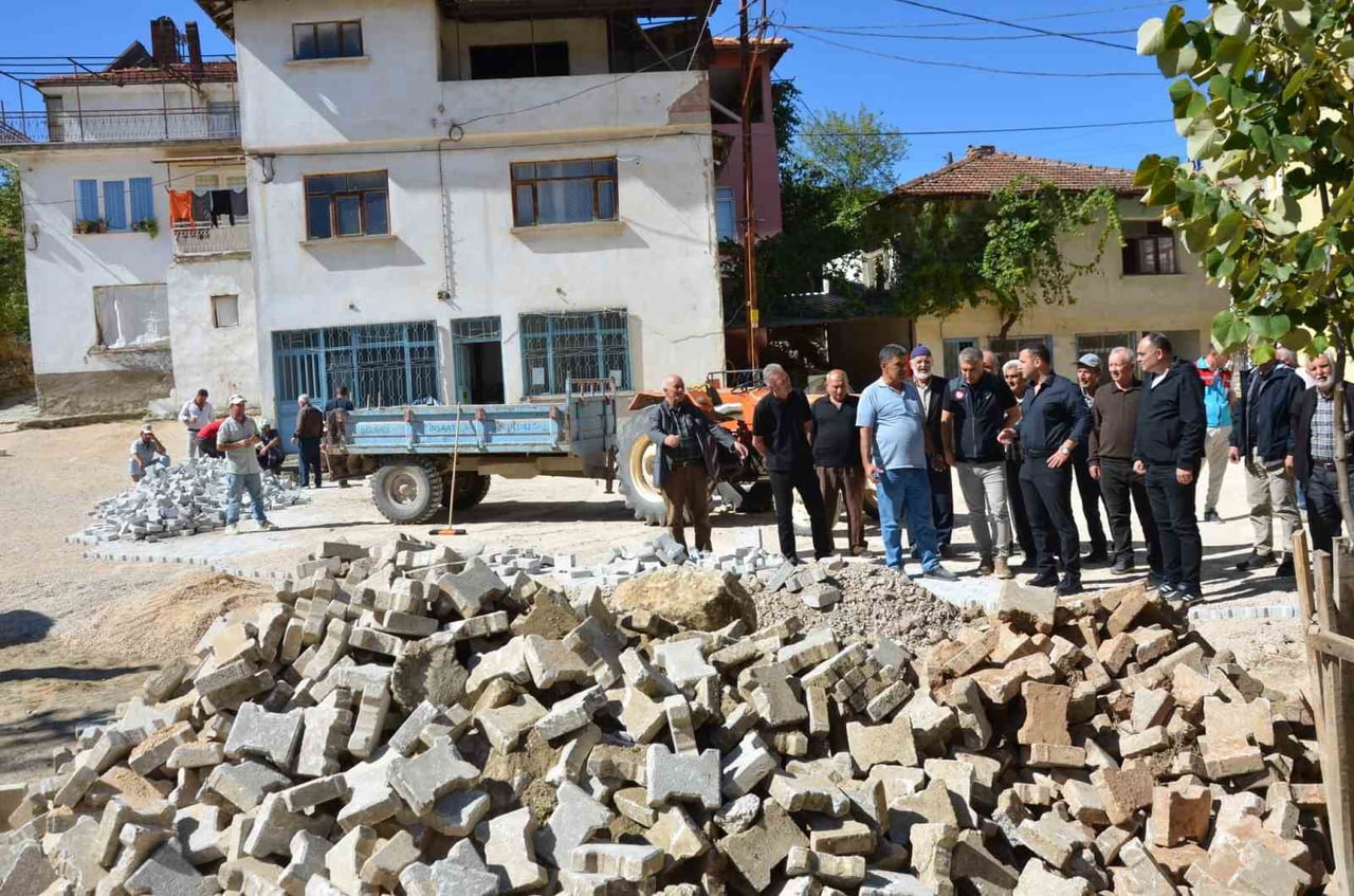 KÜTAHYA’NIN EMET İLÇESİNDE KAYMAKAM MEHMET ALPEREN BAŞKAPAN, ESELER KÖYÜNDE DEVAM EDEN ÜST YAPI...