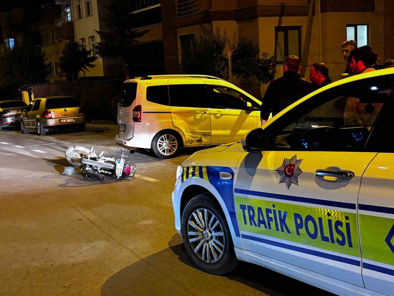KÜTAHYA’NIN TAVŞANLI İLÇESİNDE HAFİF TİCARİ ARAÇ İLE MOTOSİKLETİN ÇARPIŞMASI SONUCU MEYDANA GELEN...