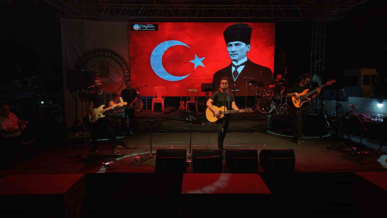 KUYUCAK’TA KURTULUŞ COŞKUSU KONSERLERLE TAÇLANDI