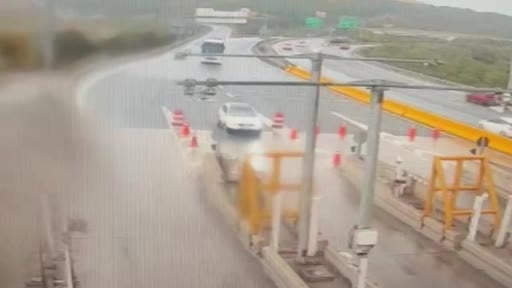Kuzey Marmara Otoyolu'nda otobüsün bariyere çarparak yanma anı anı kamerada