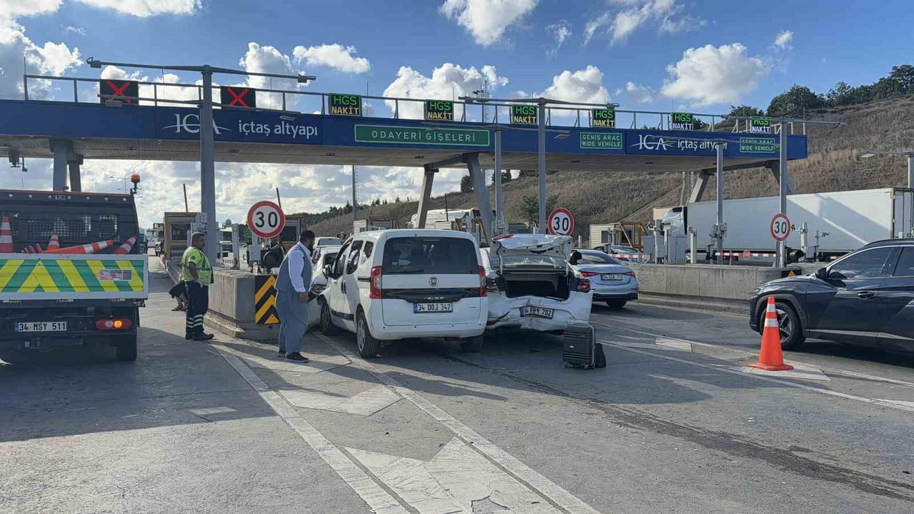 KUZEY MARMARA OTOYOLU’NUN ODAYERİ GİŞELERİNDE ZİNCİRLEME TRAFİK KAZASI MEYDANA GELDİ. KAZADA, 2...