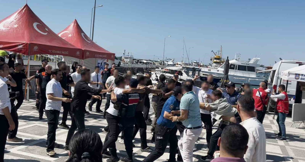 LİMANDA YAŞANAN ARBEDEYE POLİS EKİPLERİ MÜDAHALE EDERKEN, YAŞANAN O GERGİN ANLAR KAMERAYA...