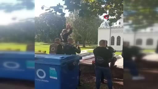 Litvanya’nın Kaunas kentinde bir araya gelen motosikletçiler, cuma namazı sırasında yüksek sesle...