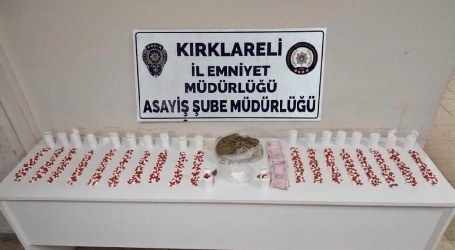 LÜLEBURGAZ’DA SIRT ÇANTASINDAN UYUŞTURUCU ÇIKAN ŞAHIS TUTUKLANDI