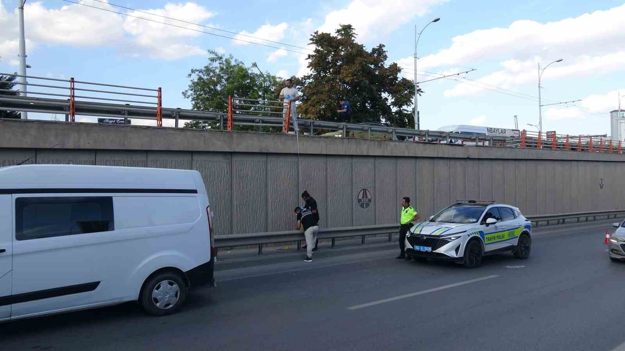 MALATYA'DA BARİYER İLE DEMİR KORKULUKLAR ARASINDA YÜRÜRKEN YAKLAŞIK 3 METRE YÜKSEKLİKTEN DÜŞEN...