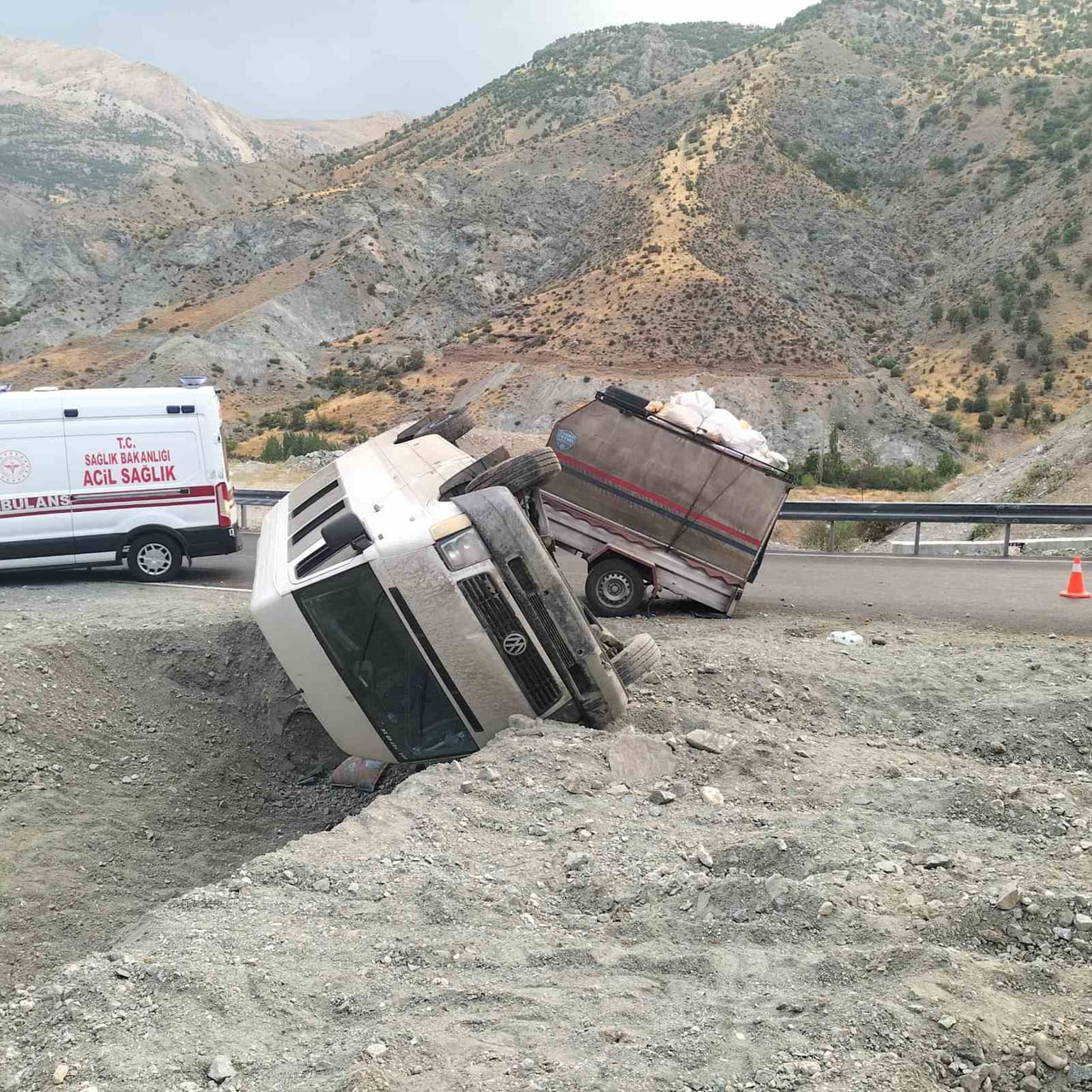 MALATYA'DA TARIM İŞÇİLERİNİ TAŞIYAN MİNİBÜS DEVRİLDİ