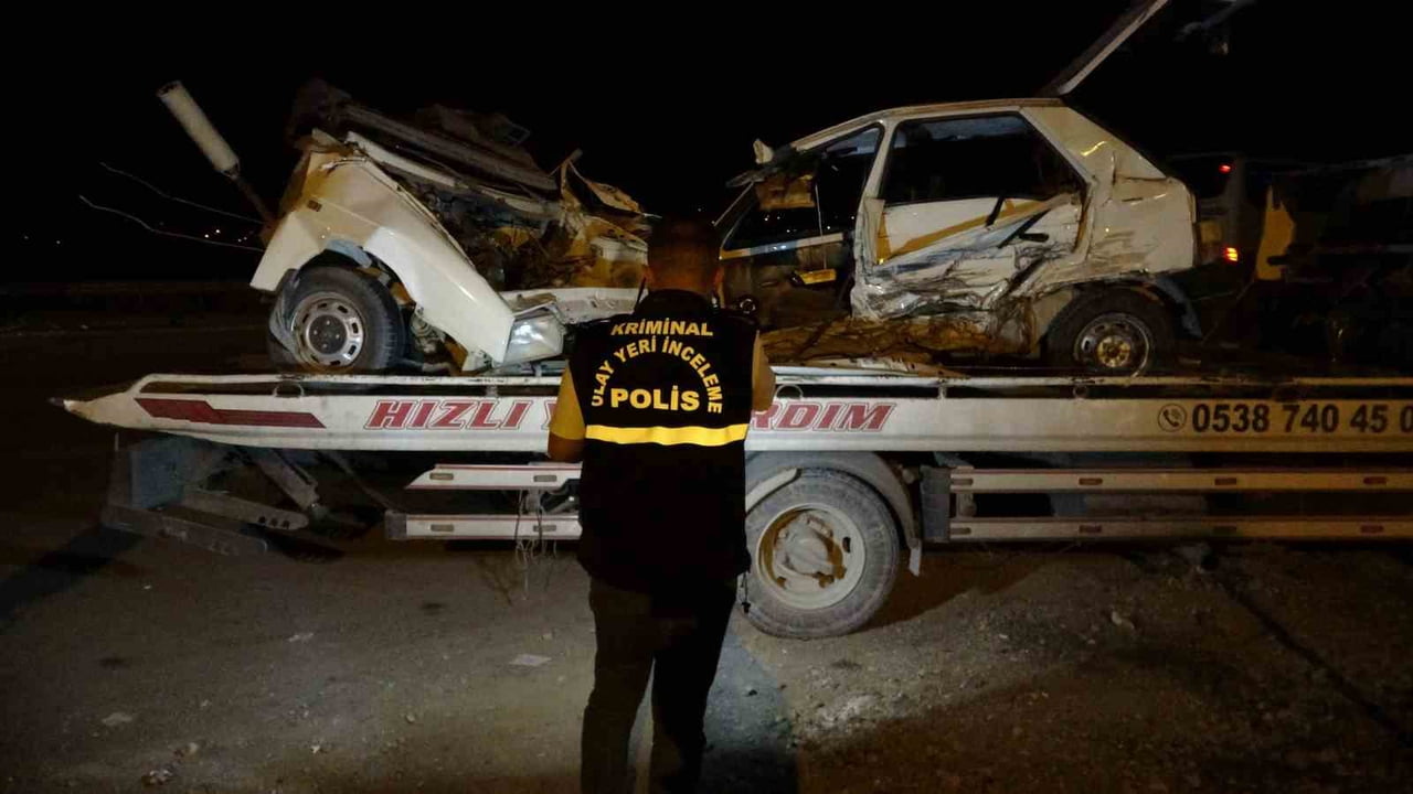 MALATYA'DA ÜÇ ARACIN KARIŞTIĞI TRAFİK KAZASINDA İKİYE BÖLÜNEN OTOMOBİLİN SÜRÜCÜSÜ HAYATINI...