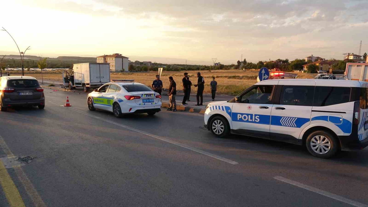 MALATYA'DA YOLUN KARŞISINA GEÇERKEN KAMYONETİN ÇARPTIĞI YAYA AĞIR YARALANDI.