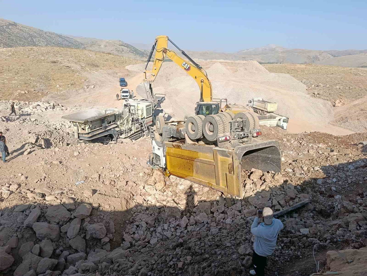 MALATYA'NIN DOĞANŞEHİR İLÇESİNDE HAFRİYAT KAMYONUNUN DEVRİLMESİ SONUCU SÜRÜCÜ YARALANDI.