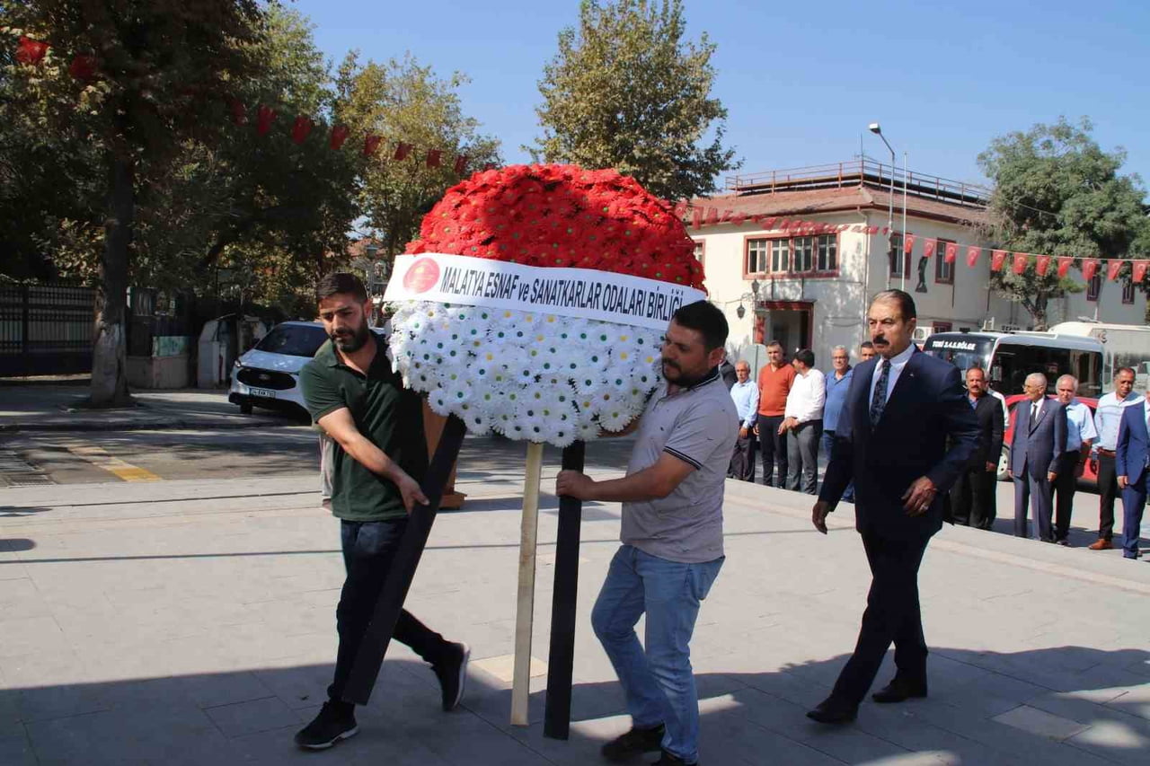 MALATYA’DA AHİLİK HAFTASI İÇİN ATATÜRK ANITI’NA ÇELENK SUNULDU