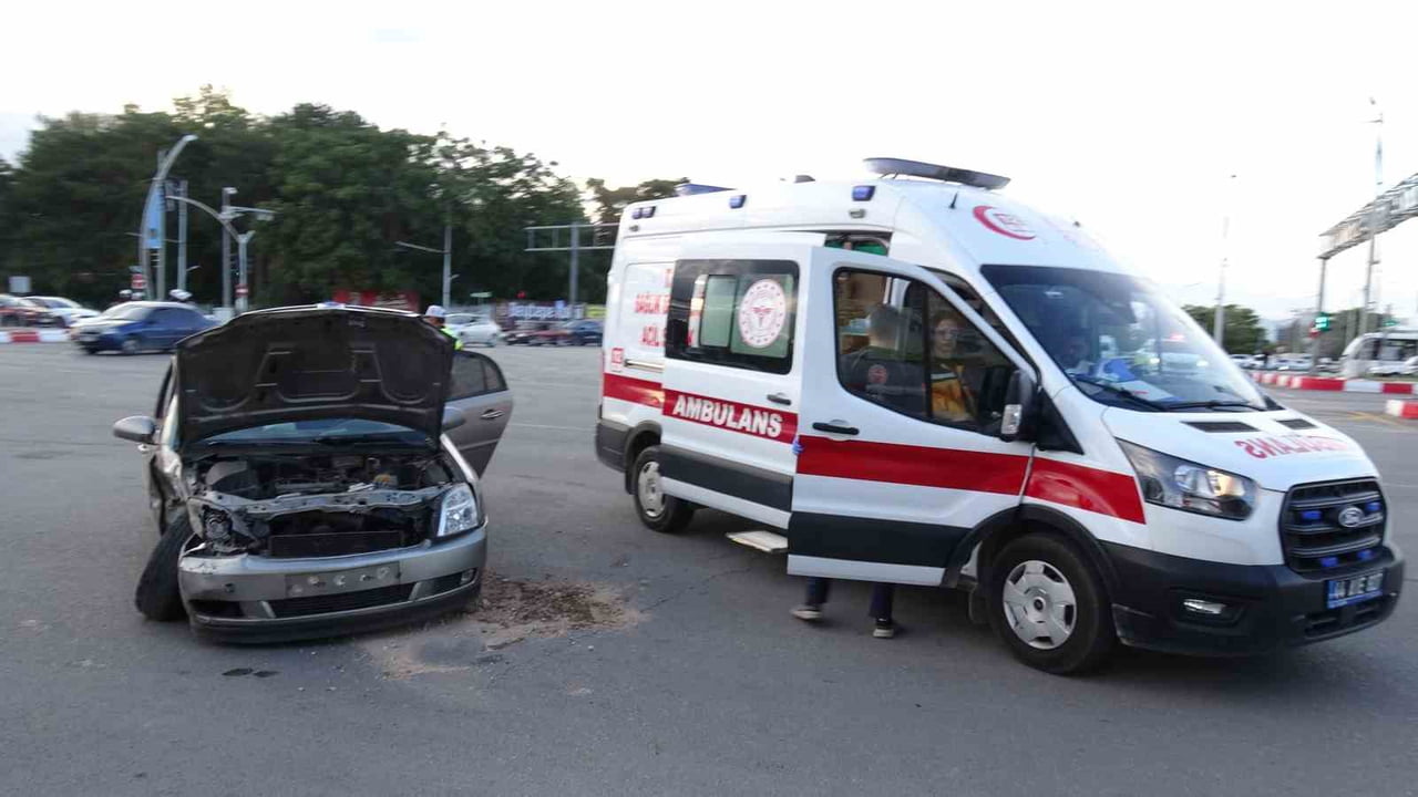 MALATYA’DA İKİ ARAÇ ÇARPIŞTI: 3 YARALI
