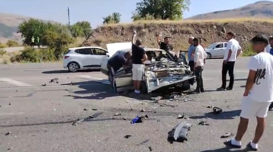 MALATYA’DA İKİ OTOMOBİLİN KAFA KAFAYA ÇARPIŞMASI SONUCU MEYDANA GELEN TRAFİK KAZASINDA 2 KİŞİ...