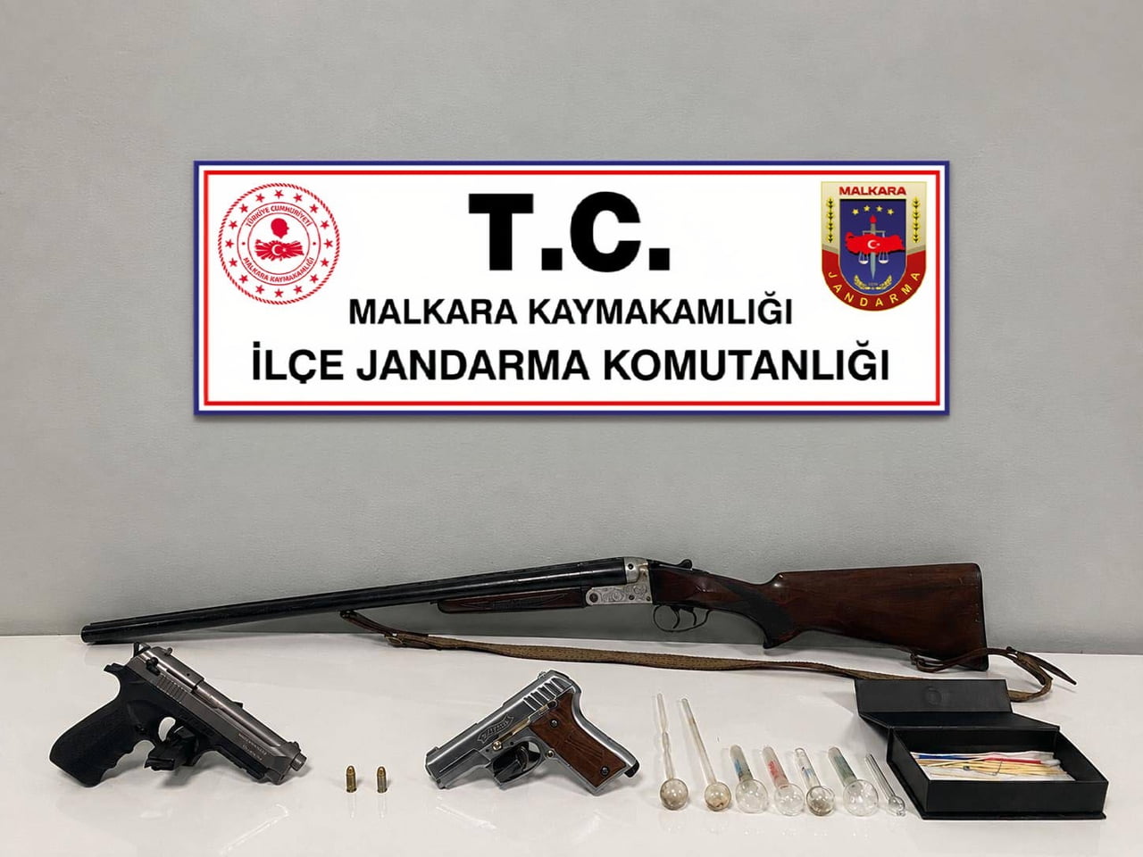 MALKARA’DA JANDARMA OPERASYONUNDA RUHSATSIZ SİLAH VE UYUŞTURUCU APARATLARI ELE GEÇİRİLDİ
