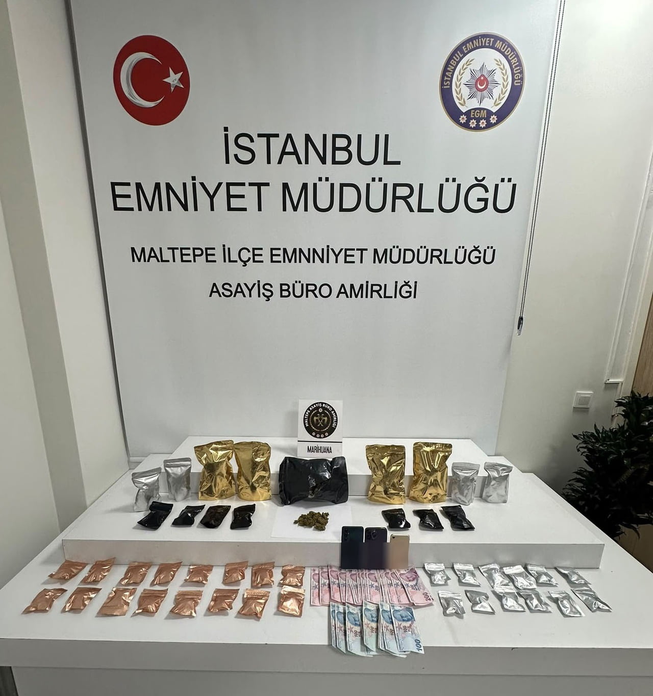 MALTEPE İLÇE EMNİYET MÜDÜRLÜĞÜ’NCE DÜZENLENEN UYUŞTURUCU OPERASYONUNDA BİR ZULA ARAÇTA 770 GRAM...