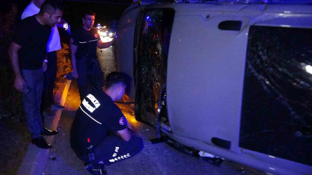 MANAVGAT İLÇESİNDE KIRMIZI IŞIK İHLALİ YAPTIĞI BELİRLENEN TUR MİDİBÜSÜ İLE ÖZEL BİR SAĞLIK...