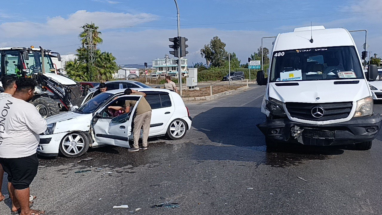 MANAVGAT İLÇESİNDE TUR MİNİBÜSÜ İLE OTOMOBİLİN ÇARPIŞMASI SONUCU MEYDANA GELEN TRAFİK KAZASINDA 2...