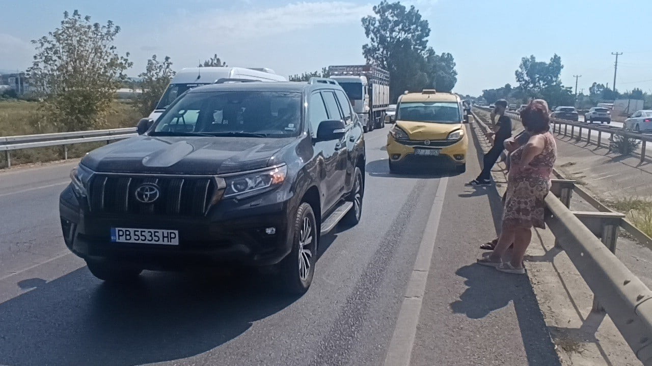 MANAVGAT İLÇESİNDE ÜÇ ARACIN KARIŞTIĞI ZİNCİRLEME KAZADA ŞANS ESERİ YARALANAN OLMAZKEN, KAZANIN...