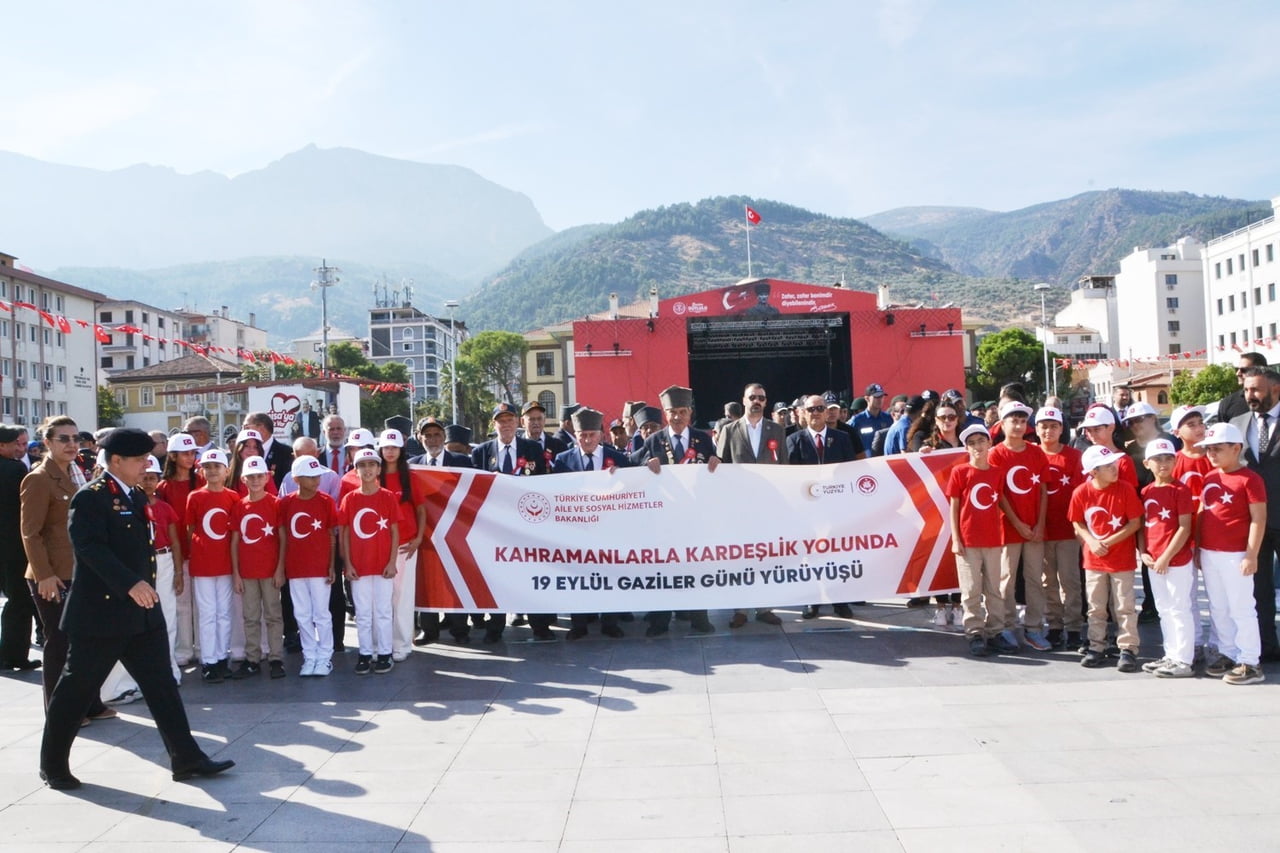 MANİSA'DA 19 EYLÜL GAZİLER GÜNÜ DOLAYISIYLA DÜZENLENEN TÖRENİN ARDINDAN, GAZİLERİN DE KATILIMIYLA...