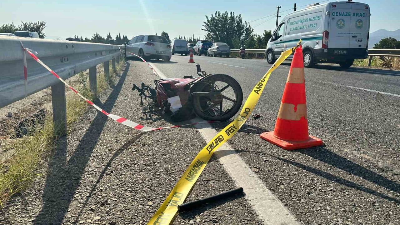 MANİSA'NIN ALAŞEHİR İLÇESİNDE BİR OTOMOBİLİN AYNI YÖNDE SEYREDEN MOTOSİKLETE ARKADAN ÇARPMASI...