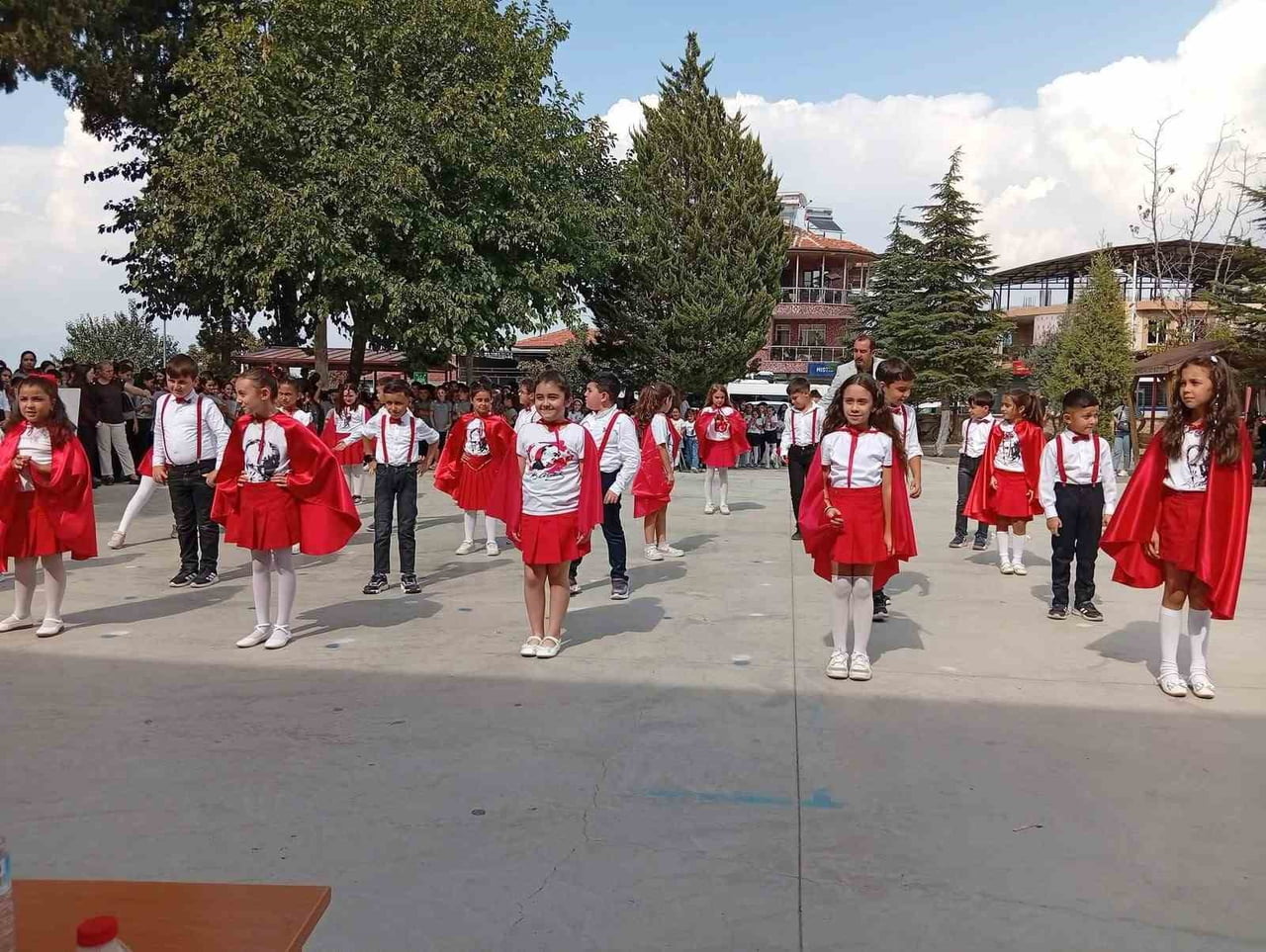 MANİSA'NIN SARIGÖL İLÇESİNDE GERÇEKLEŞTİRİLEN İLKÖĞRETİM HAFTASI ETKİNLİKLERİNDE PERFORMANSLARINI...