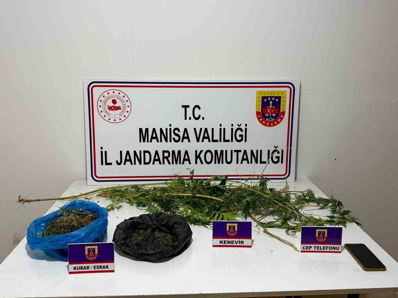 MANİSA'NIN SARIGÖL İLÇESİNDE JANDARMA EKİPLERİ TARAFINDAN BİR EVE DÜZENLENEN UYUŞTURUCU...
