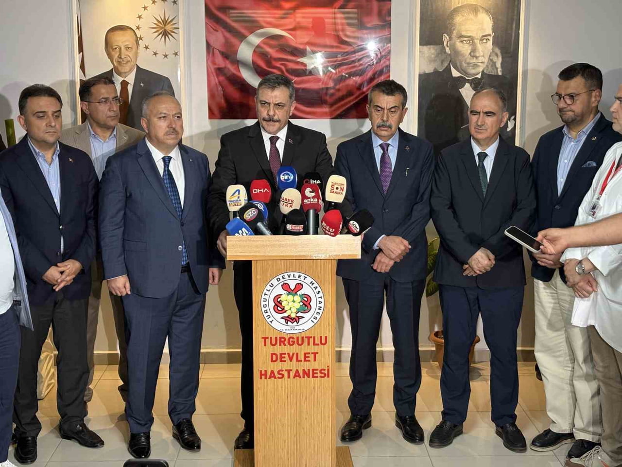 MANİSA'NIN TURGUTLU İLÇESİNDE 11 ÖĞRENCİNİN YARALANDIĞI OKUL ÖNÜNDEKİ SİLAHLI SALDIRININ ARDINDAN...