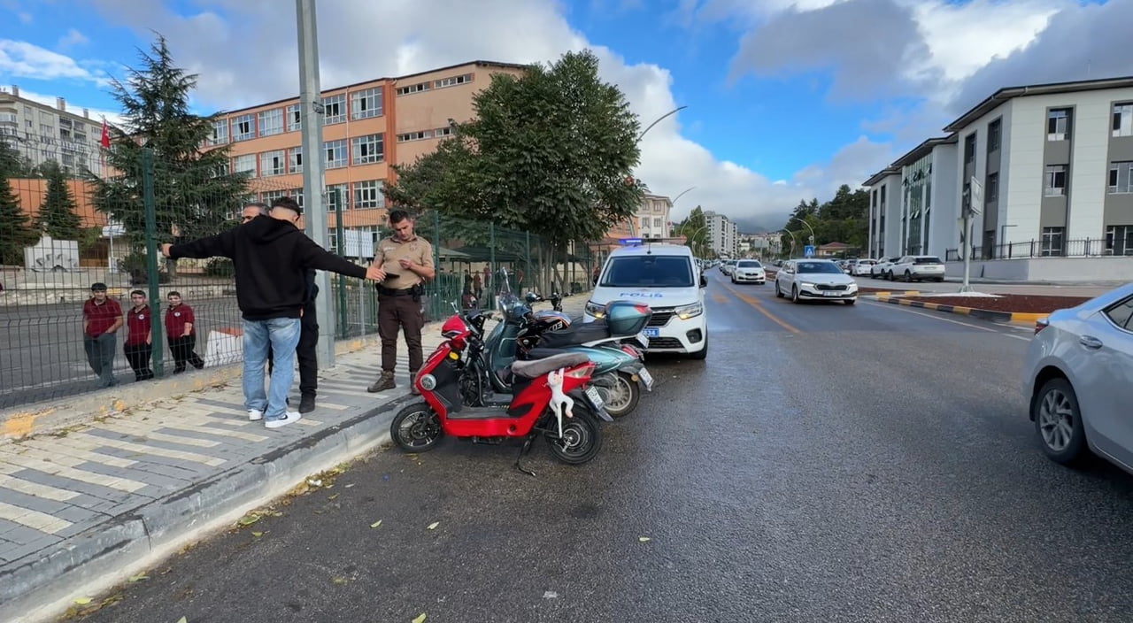 MANİSA'NIN TURGUTLU İLÇESİNDE MEYDANA GELEN OKUL SALDIRISININ ARDINDAN KARABÜK'TE ÖĞRENCİLERİN...